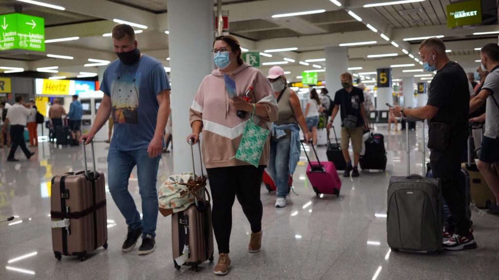 turistas mascarilla coronavirus aeropuerto