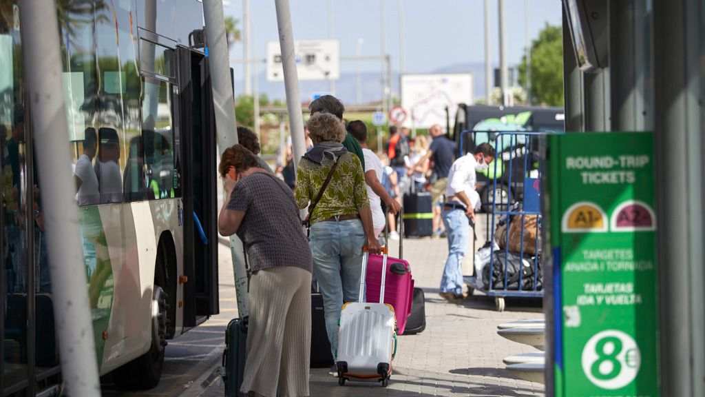 turistas aeropuerto mascarillas