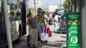 turistas aeropuerto mascarillas
