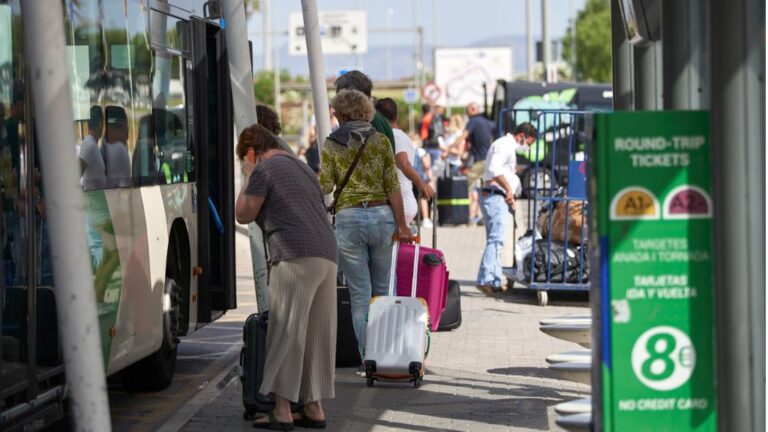 turistas aeropuerto mascarillas