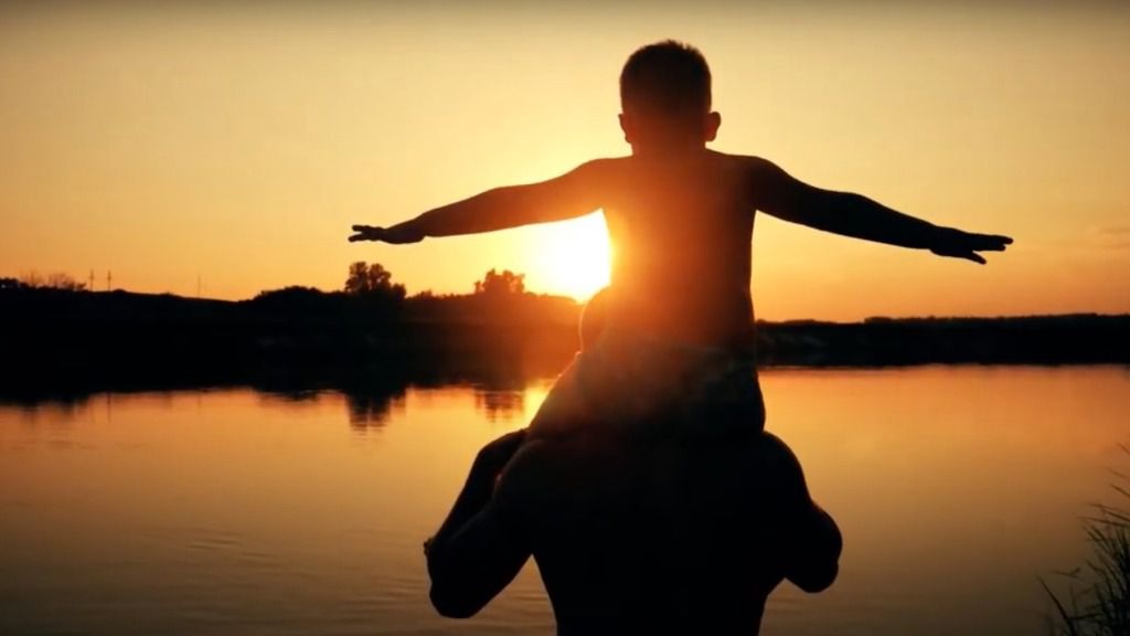 niño padre familia puesta de sol