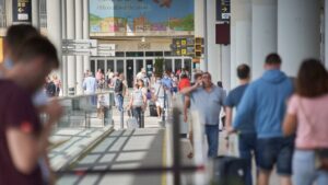 turistas aeropuerto mascarillas