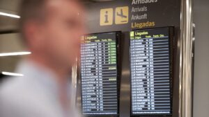 turistas aeropuerto mascarillas