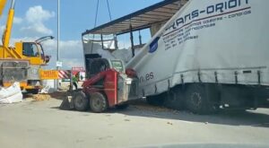 cami&oacute;n patatas volcado