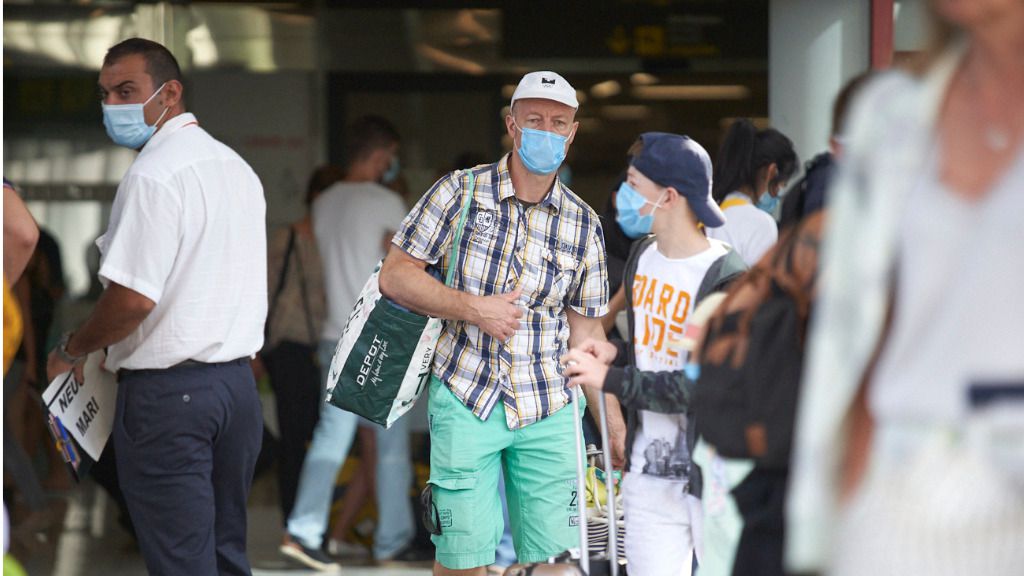 turistas aeropuerto mascarillas