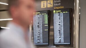 turistas aeropuerto mascarillas