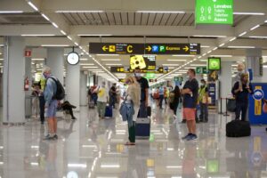turistas aeropuerto mascarillas