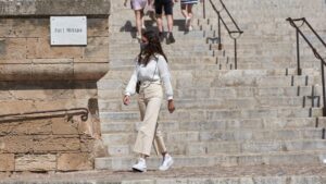 dalt-murada-chica-mascarilla-palma