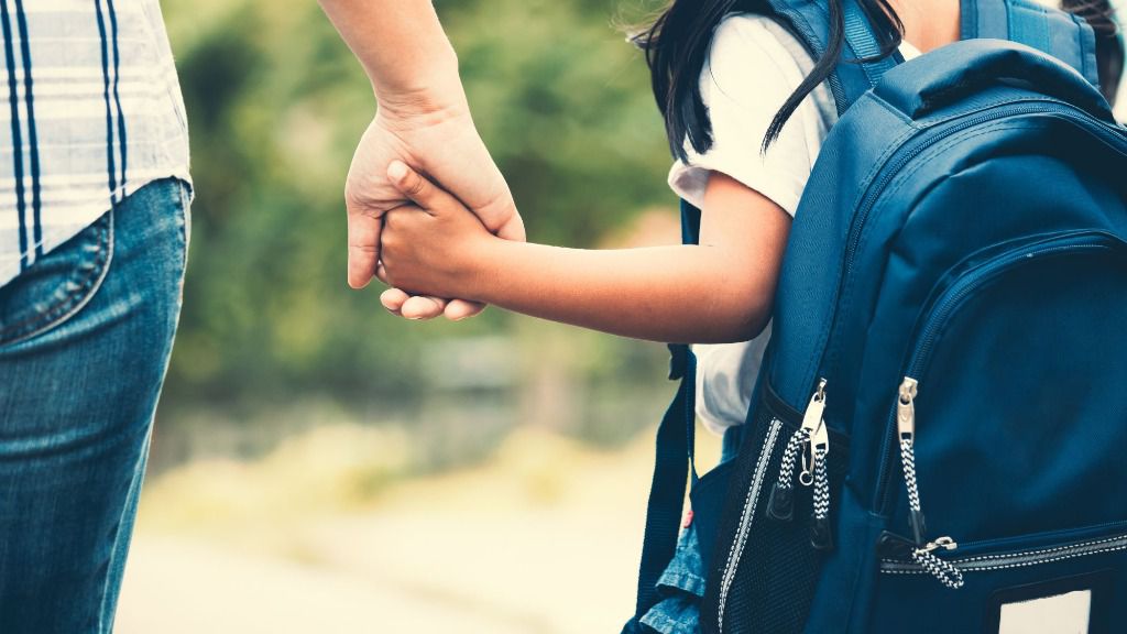 familia niña colegio