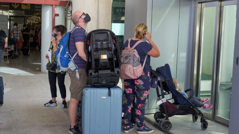turistas aeropuerto mascarillas