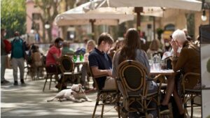 turistas-mascarilla-terraza
