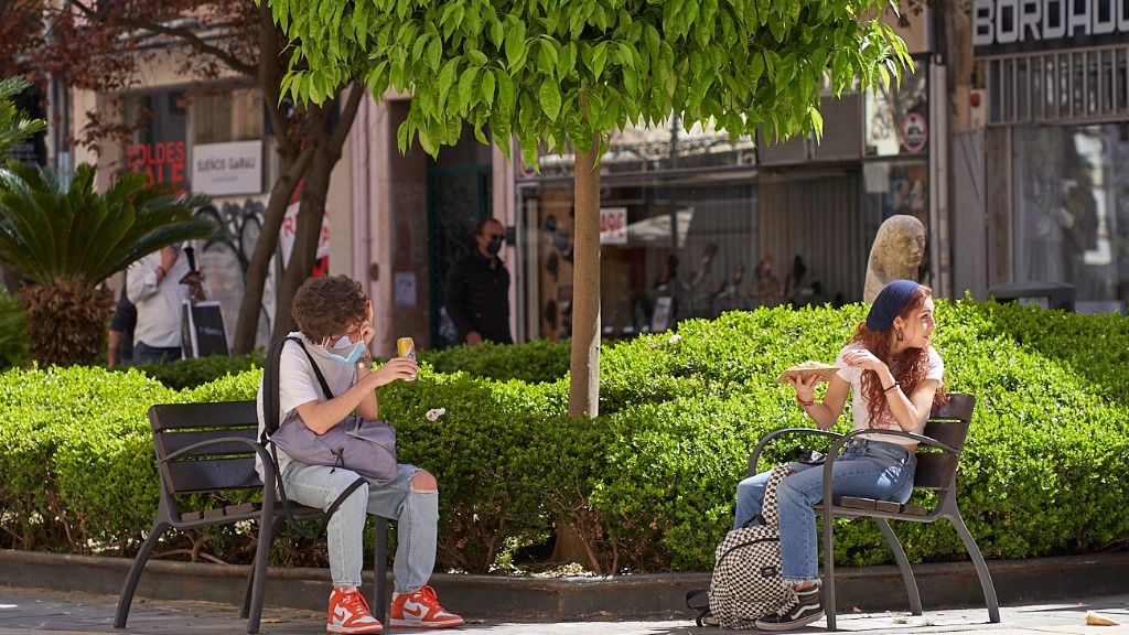banco-sentados-comida-calor