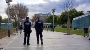 Parque-estaciones-mascarilla-policias