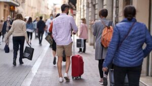 turistas-mascarilla-palma-maleta