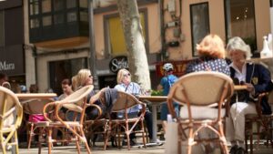turistas-mascarilla-terraza