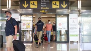 turistas aeropuerto mascarillas