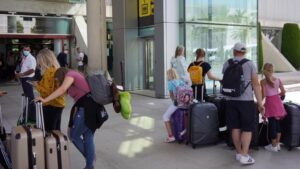 ascensores aeropuerto turistas mascarillas