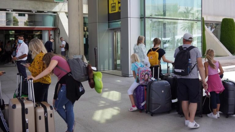 ascensores aeropuerto turistas mascarillas