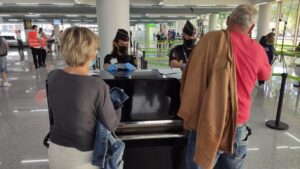 aeropuerto turistas plan piloto control