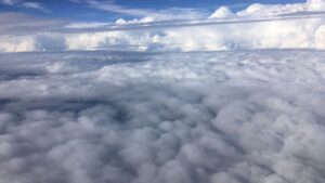 mal tiempo avion nubes