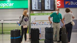 turistas aeropuerto mascarillas