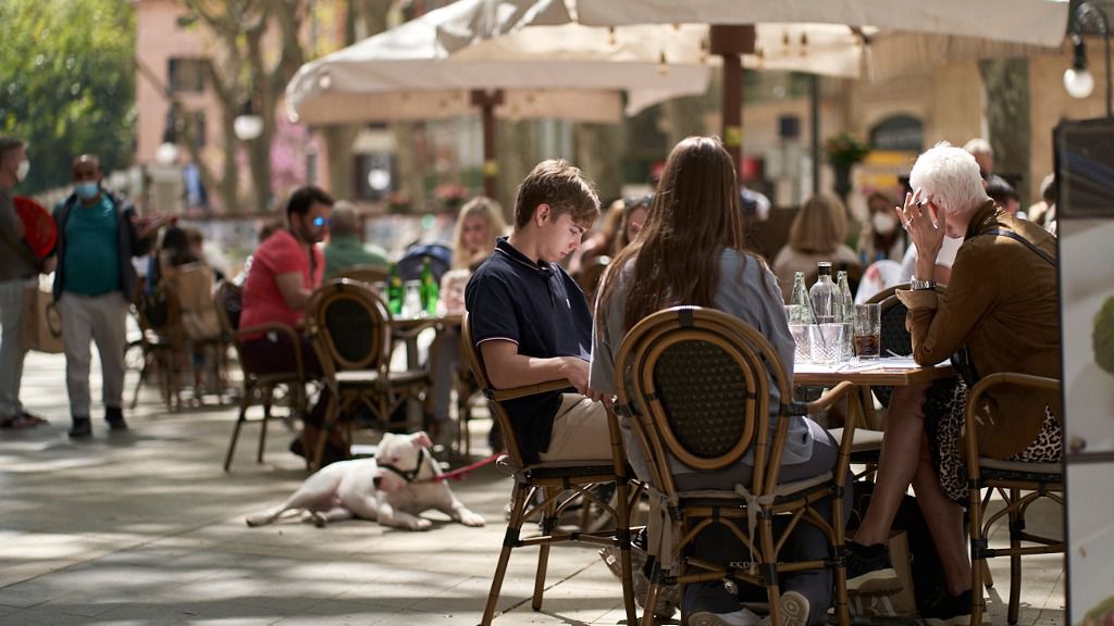 turistas-mascarilla-terraza