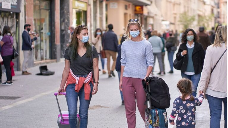 turistas-mascarilla-palma-maleta