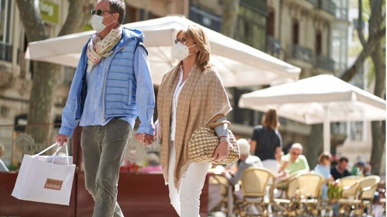 turistas-mascarilla-borne