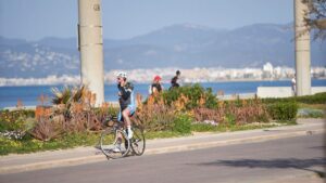 playa de palma ciclista turistas