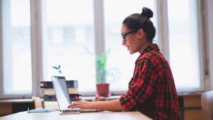 mujer trabajo ordenador