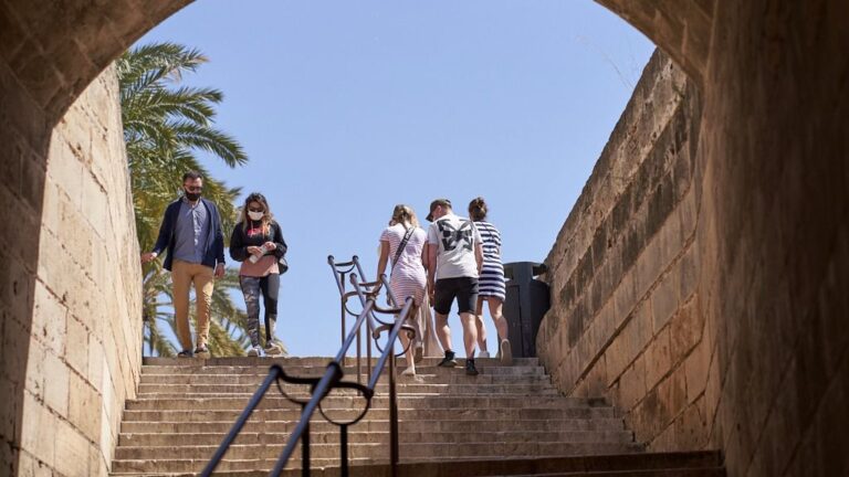turistas-mascarilla-palma-seu
