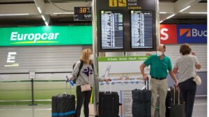 turistas aeropuerto mascarillas