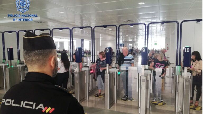 control policia pasaportes aeropuerto