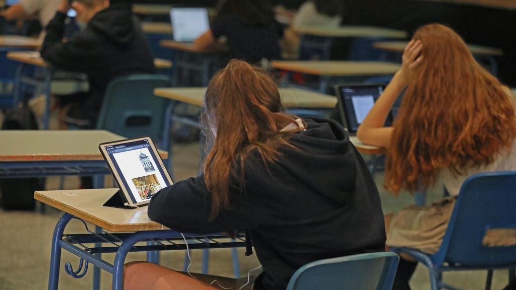 estudiantes alumnos aula colegio