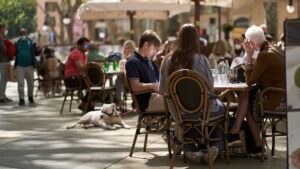 turistas-mascarilla-terraza