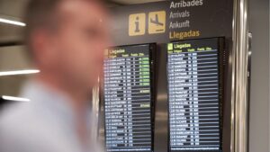 turistas aeropuerto mascarillas