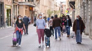 turistas-mascarilla-palma-maleta