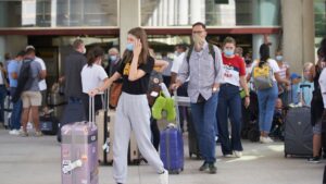 turistas aeropuerto mascarillas