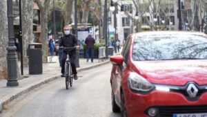 turistas palma calle bici coche