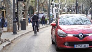 turistas palma calle bici coche