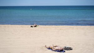 playa-tomar-sol-arena-toalla