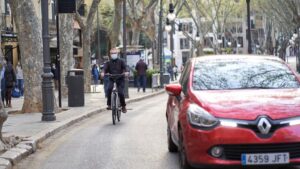 turistas palma calle bici coche