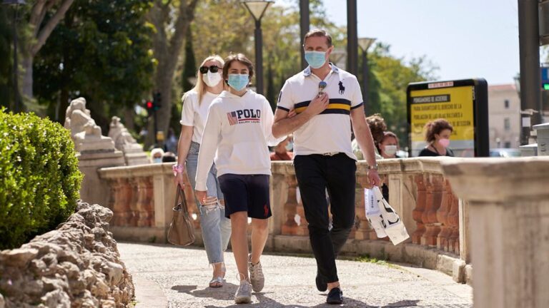 turistas-mascarilla-palma