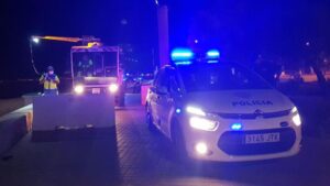 Operarios colocan barreras New Jersey de hormig&oacute;n en el paseo de Platja de Palma