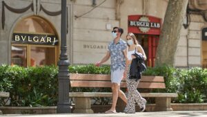 turistas-mascarilla-borne