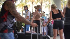 turistas aeropuerto mascarillas