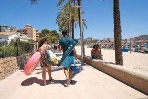 Magaluf - ba&ntilde;istas - turistas - colchones - palmeras - paseo - calor - verano