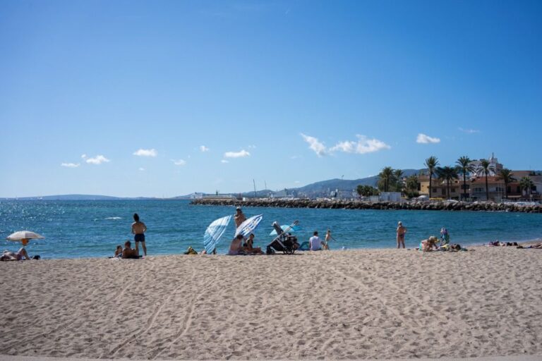 Playa turistas portixol