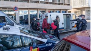 inmigrantes-patera-devolucion-policia-nacional