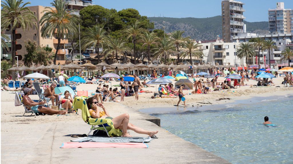 Magaluf - playa - turistas - sol - calor